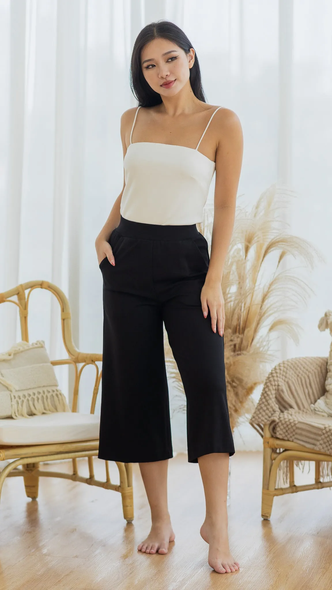 An Essential Mid-length Culottes in Black [ONLINE ONLY]