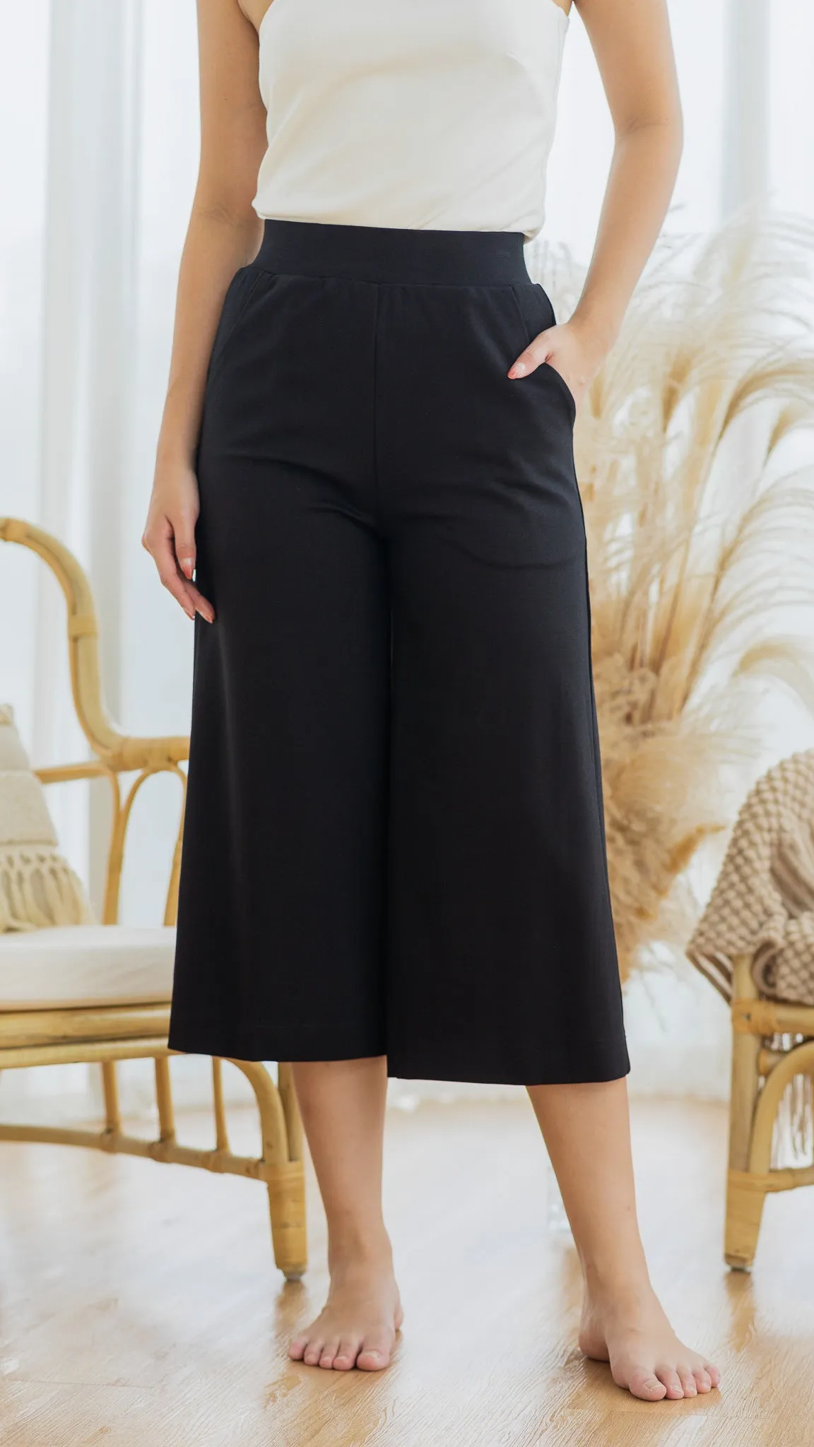 An Essential Mid-length Culottes in Black [ONLINE ONLY]