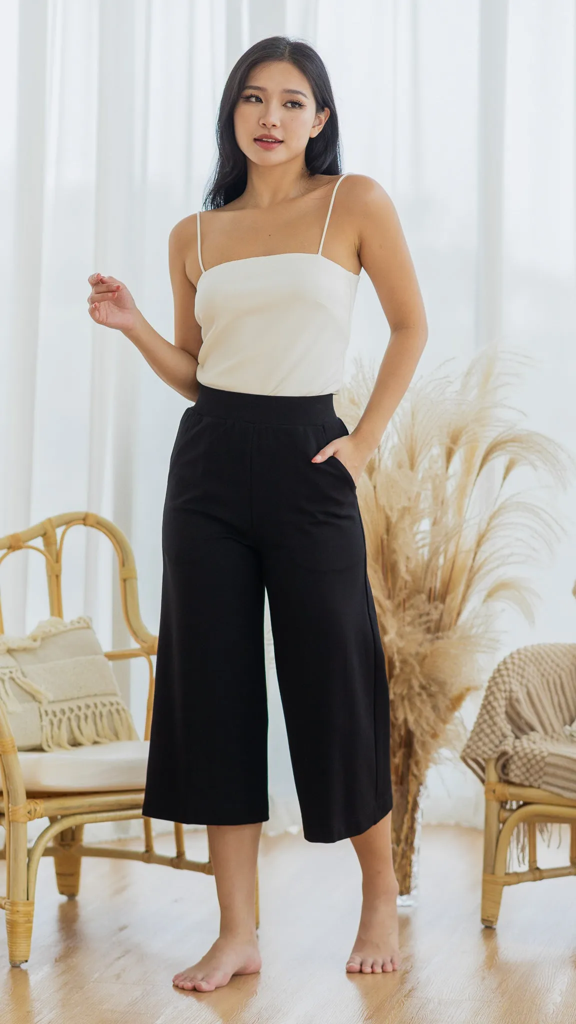 An Essential Mid-length Culottes in Black [ONLINE ONLY]